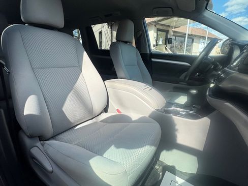 Used 2019 Toyota Highlander LE FWD image 17