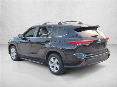 Used 2021 Toyota Highlander LE FWD image 7
