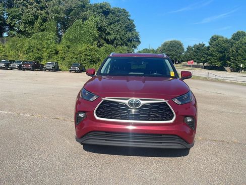 Used 2023 Toyota Highlander XLE FWD image 2