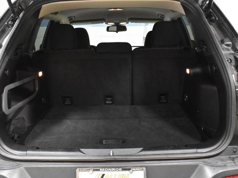 Used 2015 Jeep Cherokee Latitude w/ Cold Weather Group AWD/4WD image 29