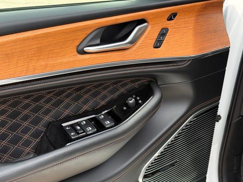 Used 2023 Jeep Grand Cherokee L Summit AWD/4WD image 11