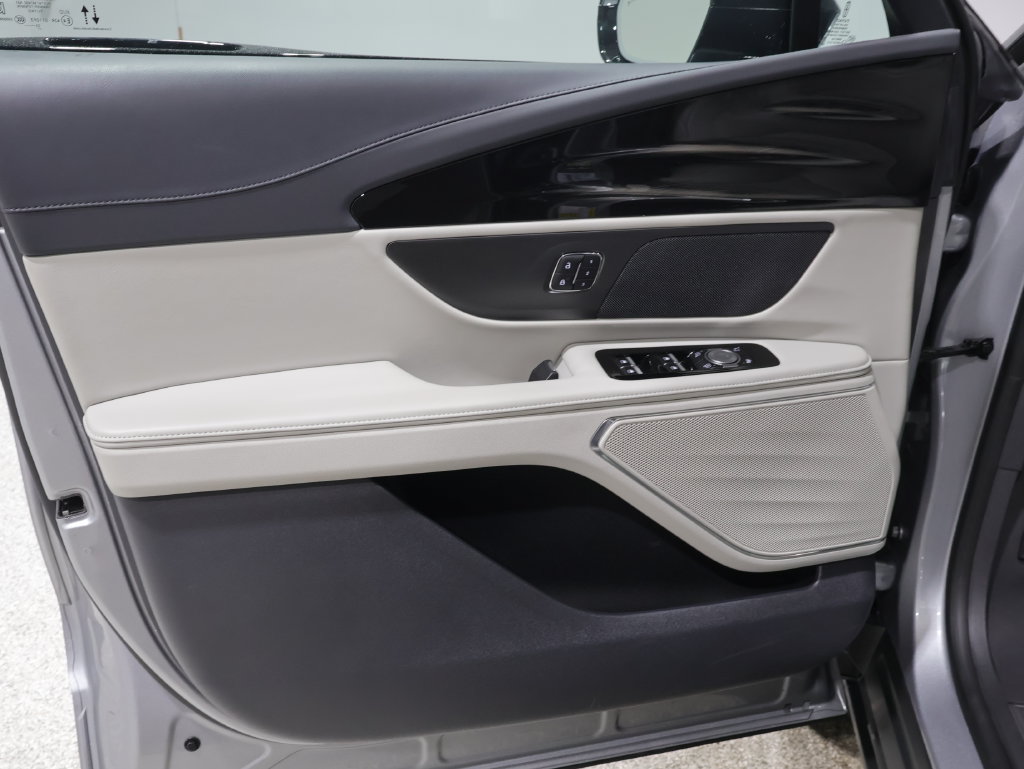 Used 2026 Lincoln Nautilus Premier AWD/4WD image 13