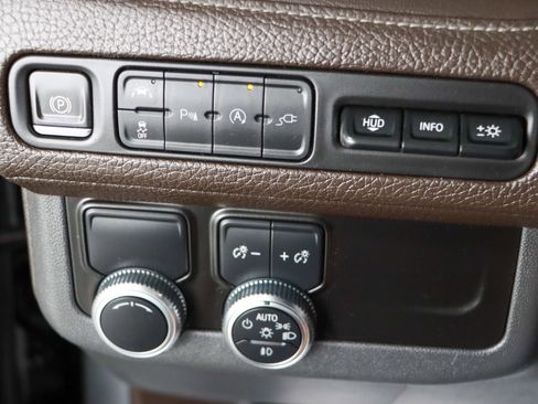 Used 2021 GMC Yukon Denali w/ Denali Premium Package image 22