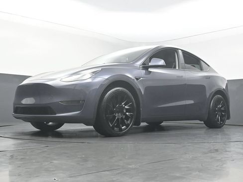 Used 2023 Tesla Model Y Long Range AWD/4WD image 43