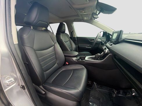Used 2020 Toyota RAV4 XLE Premium image 16