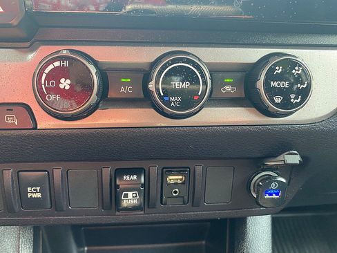 Used 2018 Toyota Tacoma SR5 AWD/4WD image 43