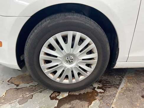 Used 2011 Volkswagen Golf 4-Door FWD image 25