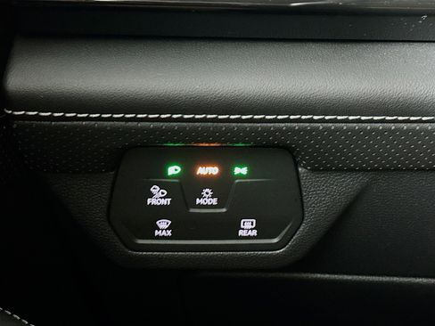 Used 2025 Volkswagen Atlas SE AWD/4WD image 17