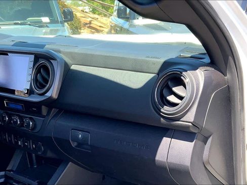 Used 2021 Toyota Tacoma TRD Off-Road w/ Technology Package AWD/4WD image 18