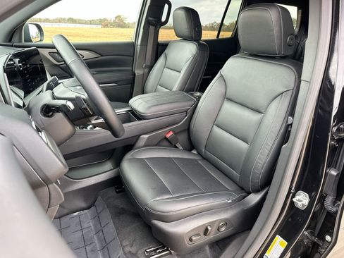 Used 2025 Chevrolet Traverse LT image 11