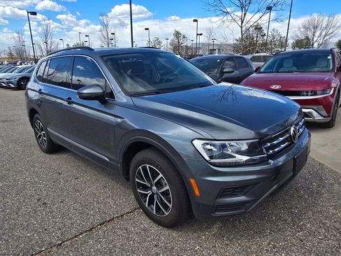 Used 2021 Volkswagen Tiguan SE w/ Panoramic Sunroof Package image 6