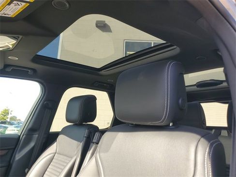 Used 2024 Land Rover Discovery Dynamic SE image 18