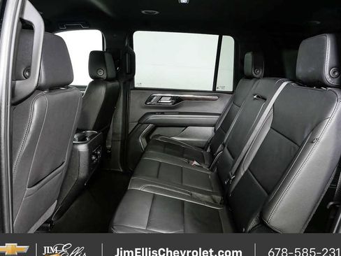 Used 2025 Chevrolet Suburban LT image 17