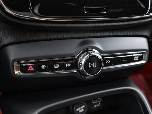 Used 2021 Volvo XC40 T4 R-Design image 25