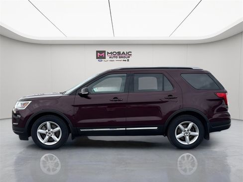 Used 2018 Ford Explorer XLT w/ Equipment Group 201A image 3