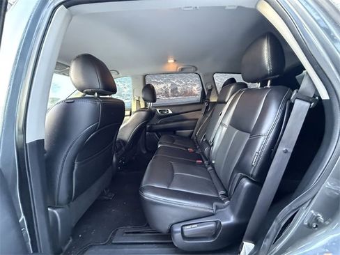 Used 2020 Nissan Pathfinder SL image 4