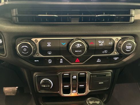 Used 2025 Jeep Wrangler Unlimited Sport AWD/4WD image 19