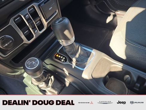 Used 2025 Jeep Wrangler Sahara image 24