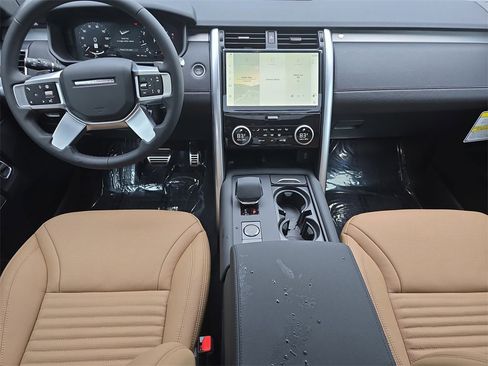 New 2026 Land Rover Discovery Dynamic SE image 9