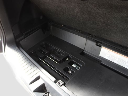Used 2023 Toyota Highlander XLE AWD/4WD image 14