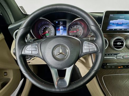 Used 2018 Mercedes-Benz GLC 300 4MATIC w/ Premium Package image 11