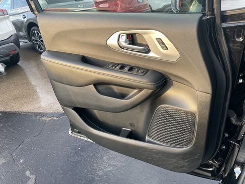 Used 2025 Chrysler Pacifica Limited image 52