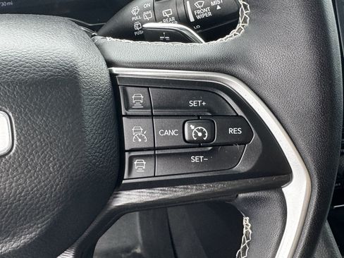Used 2023 Jeep Grand Cherokee Altitude AWD/4WD image 23
