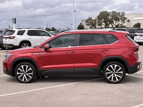Used 2022 Volkswagen Taos SE FWD image 3