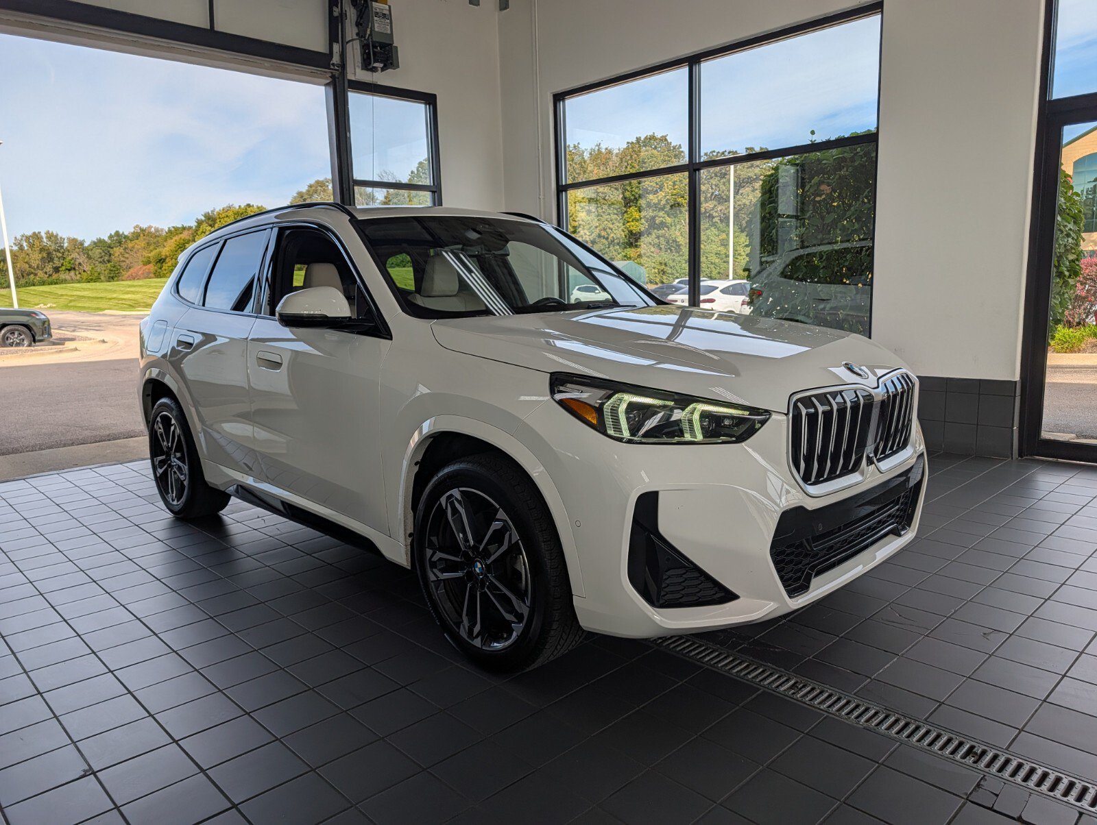 Used 2023 BMW X1 xDrive28i w/ Premium Package AWD/4WD image 1