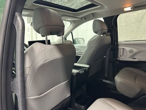 Used 2025 Toyota Sienna XLE image 50