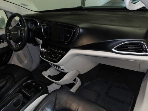 Used 2020 Chrysler Pacifica Touring-L FWD image 16