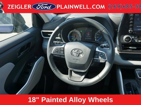 Used 2022 Toyota Highlander LE AWD/4WD image 16
