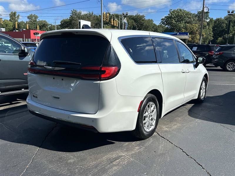 Used 2025 Chrysler Pacifica Select FWD image 3