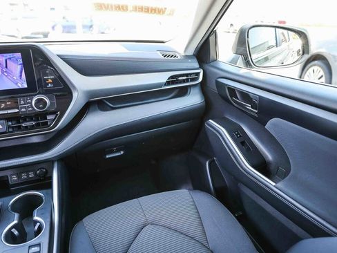 Used 2023 Toyota Highlander LE image 6