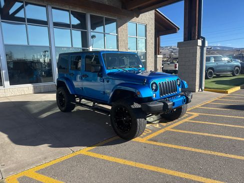 Used 2015 Jeep Wrangler Unlimited Sahara image 3