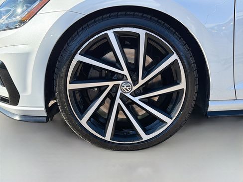 Used 2018 Volkswagen Golf R 4-Door image 40