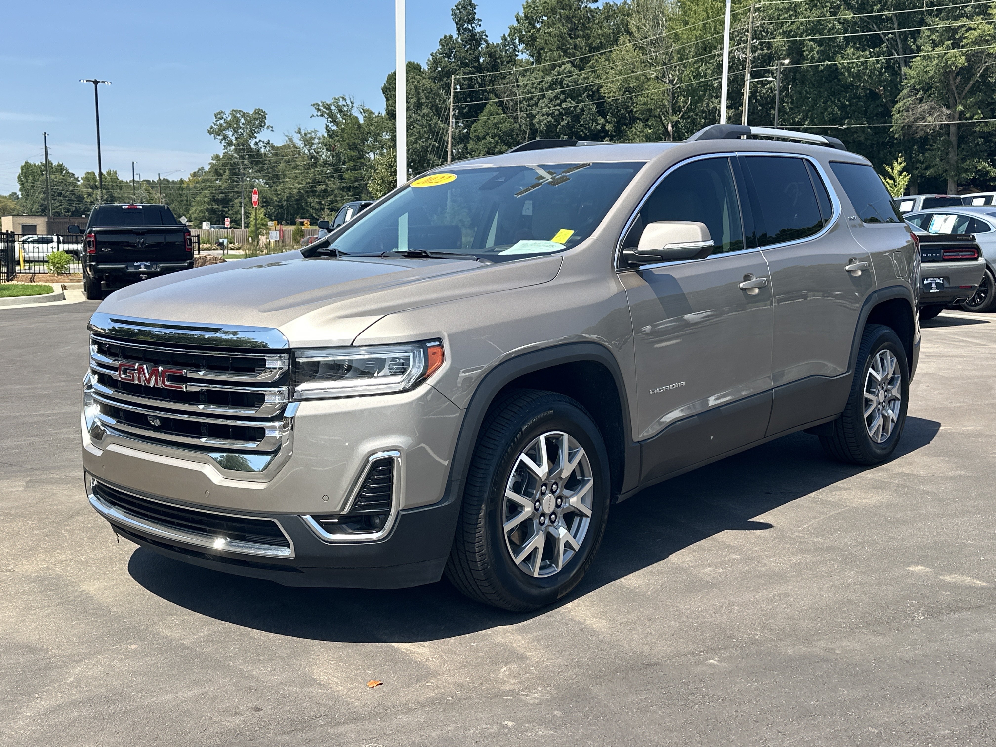 Used 2022 GMC Acadia SLT w/ Technology Package FWD image 4