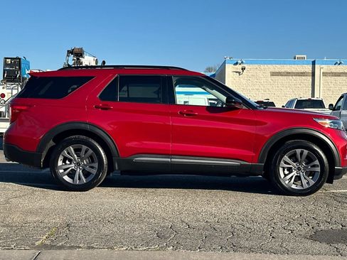 Certified 2022 Ford Explorer XLT w/ Equipment Group 202A image 9