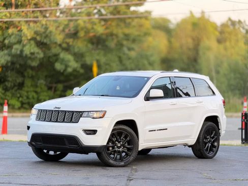 Used 2017 Jeep Grand Cherokee Altitude AWD/4WD image 28