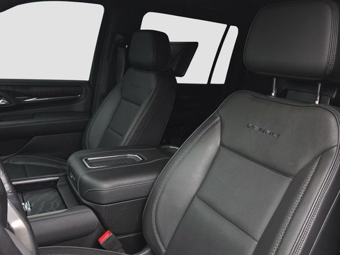 Used 2024 GMC Yukon XL Denali w/ Denali Reserve Package image 7