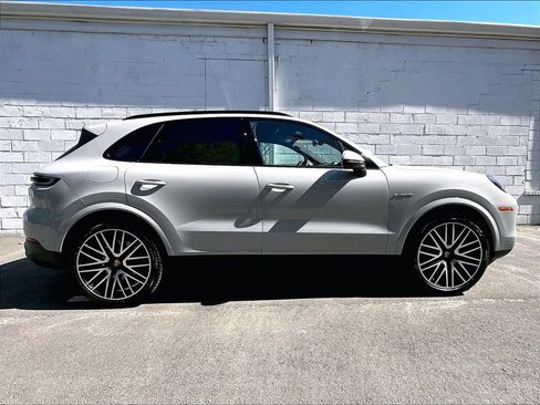 Certified 2025 Porsche Cayenne E-Hybrid AWD/4WD image 6