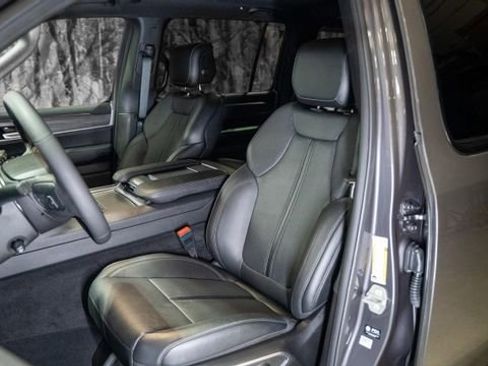 Used 2024 Jeep Wagoneer Series III w/ Premium Group I image 2