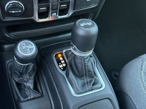 Used 2025 Jeep Wrangler Unlimited Sahara AWD/4WD image 19