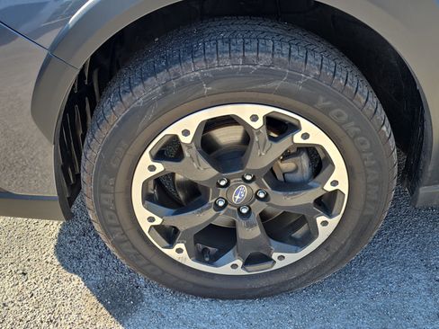 Used 2022 Subaru Crosstrek 2.0i image 2