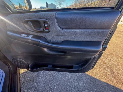 Used 2002 Chevrolet S10 Pickup LS w/ LS Preferred Equipment Group image 23