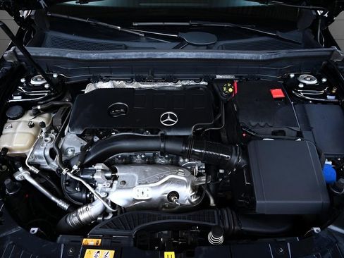 Used 2021 Mercedes-Benz GLB 250 4MATIC w/ Premium Package image 41