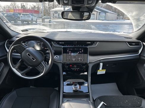 New 2025 Jeep Grand Cherokee Altitude image 13
