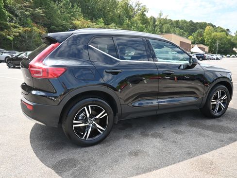 Used 2025 Volvo XC40 B5 Core image 9