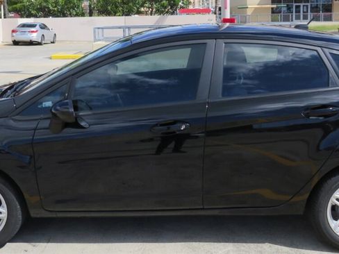 Used 2017 Ford Fiesta SE FWD image 2