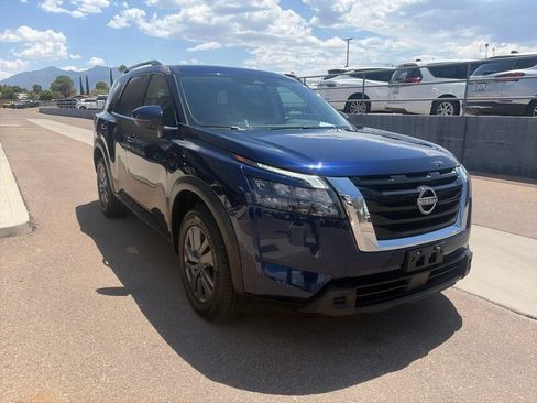 Used 2024 Nissan Pathfinder SV FWD image 3